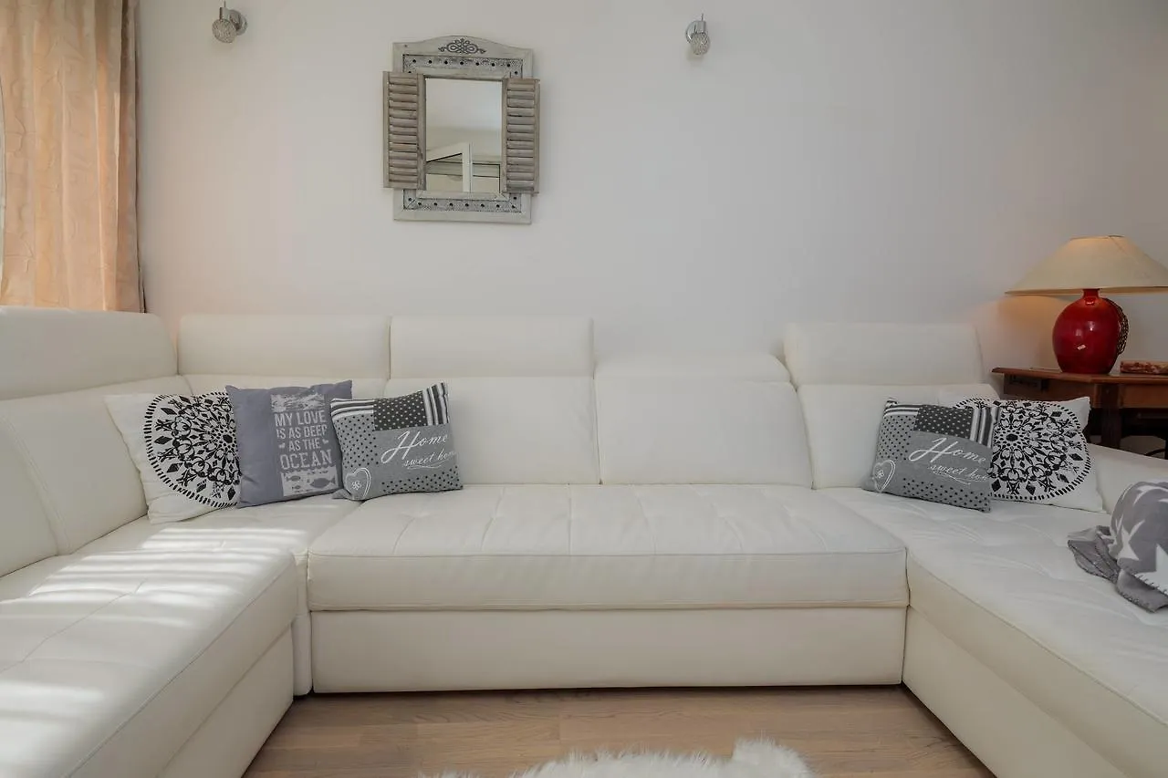 Shabby Apartment Leni Σπλιτ