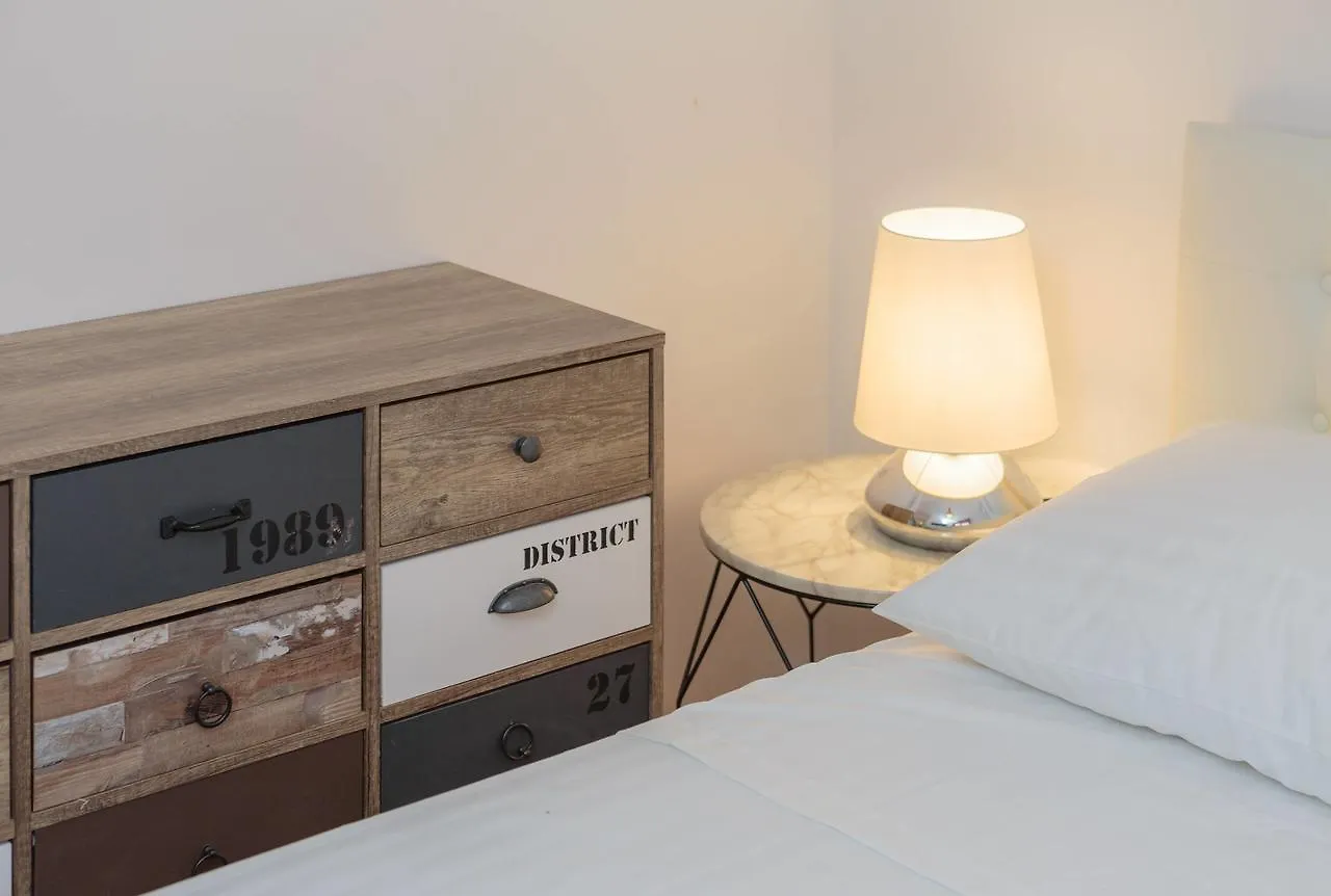 Shabby Apartment Leni Σπλιτ