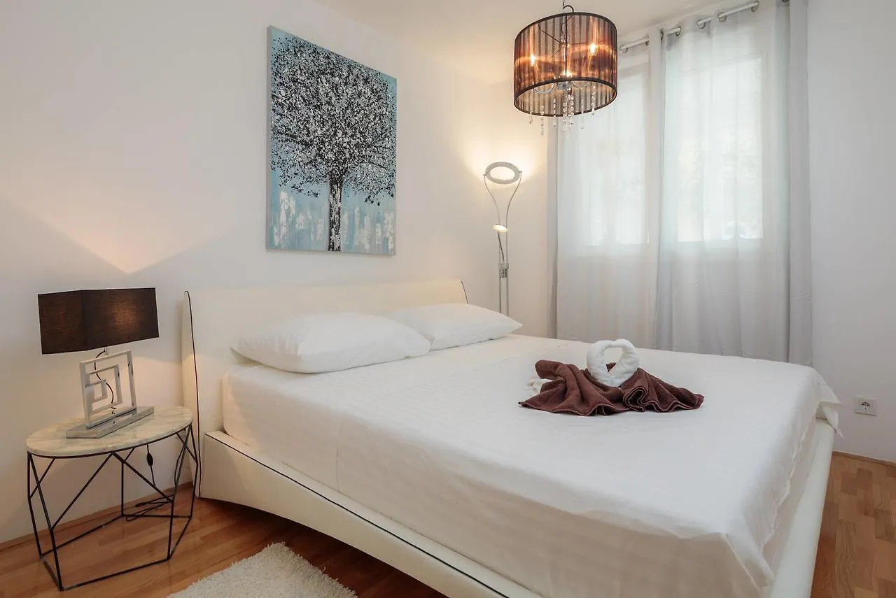 Shabby Apartment Leni Σπλιτ