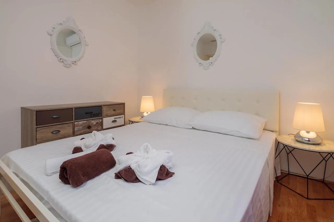 Shabby Apartment Leni Σπλιτ
